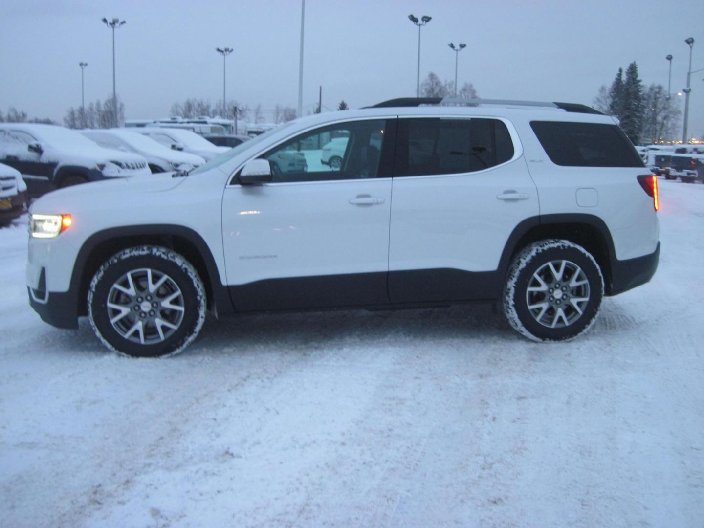 2021 white /black GMC Acadia SLT-1 AWD (1GKKNULS9MZ) with an 3.6L V6 DOHC 24V engine, 6A transmission, located at 9530 Old Seward Highway, Anchorage, AK, 99515, (907) 349-3343, 61.134140, -149.865570 - Nice GMC Acadia SLT AWD come take a test drive. - Photo#2