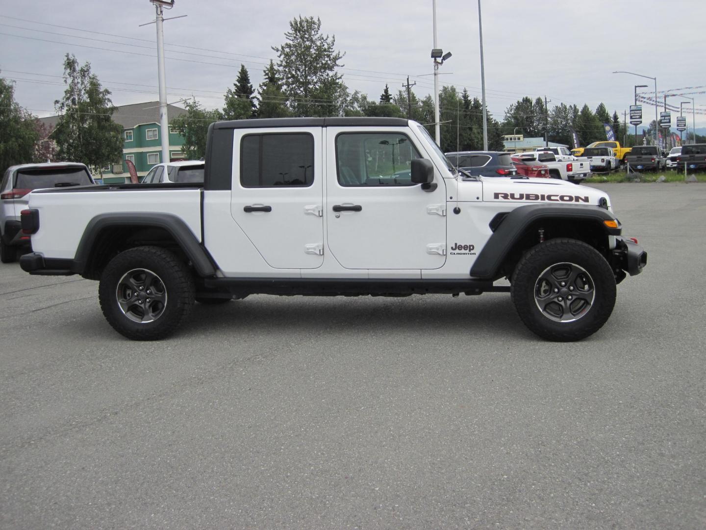 2020 white /black Jeep Gladiator Rubicon (1C6JJTBG1LL) with an 3.6L V6 DOHC 24V engine, 6M transmission, located at 9530 Old Seward Highway, Anchorage, AK, 99515, (907) 349-3343, 61.134140, -149.865570 - Nice Jeep Gladiator Rubicon, Leather seats, Navigation come take a test drive. - Photo#2