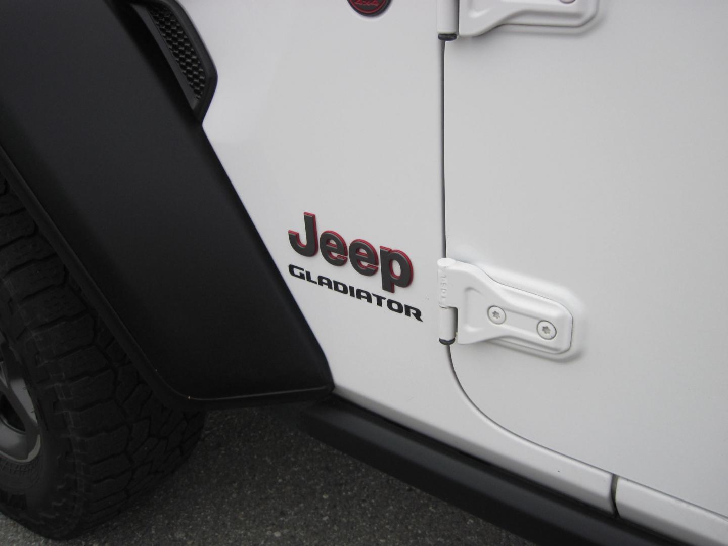 2020 white /black Jeep Gladiator Rubicon (1C6JJTBG1LL) with an 3.6L V6 DOHC 24V engine, 6M transmission, located at 9530 Old Seward Highway, Anchorage, AK, 99515, (907) 349-3343, 61.134140, -149.865570 - Nice Jeep Gladiator Rubicon, Leather seats, Navigation come take a test drive. - Photo#6