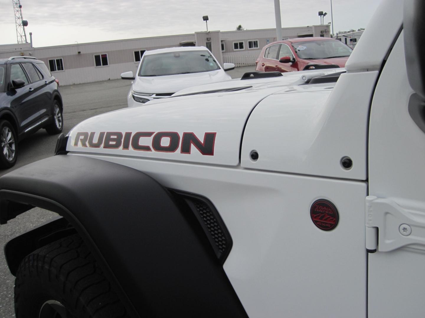 2020 white /black Jeep Gladiator Rubicon (1C6JJTBG1LL) with an 3.6L V6 DOHC 24V engine, 6M transmission, located at 9530 Old Seward Highway, Anchorage, AK, 99515, (907) 349-3343, 61.134140, -149.865570 - Nice Jeep Gladiator Rubicon, Leather seats, Navigation come take a test drive. - Photo#7