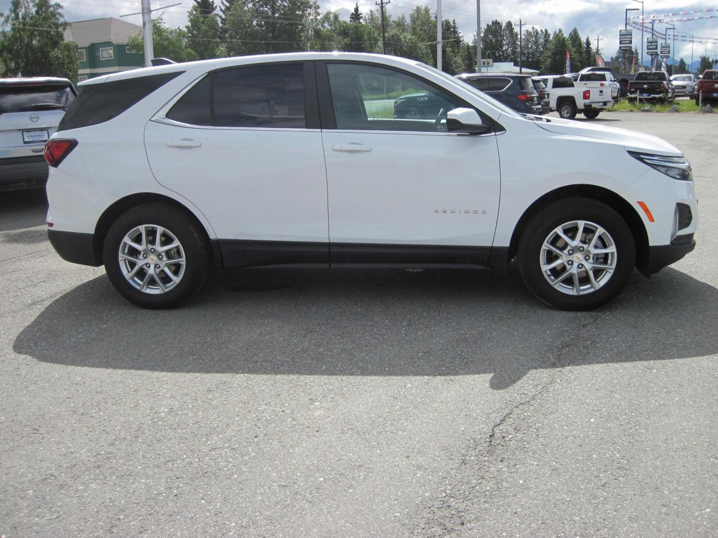 2022 white Chevrolet Equinox LT AWD (3GNAXUEV9NL) with an 1.5L L4 DOHC 16V TURBO engine, 6A transmission, located at 9530 Old Seward Highway, Anchorage, AK, 99515, (907) 349-3343, 61.134140, -149.865570 - Nice Chevrolet Equinox LT AWD come take a test drive - Photo#2