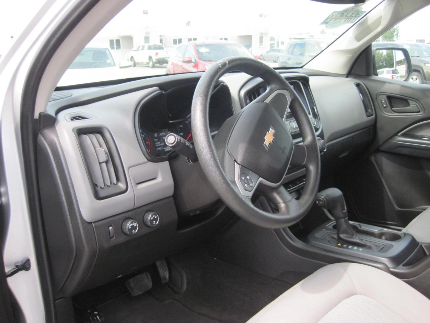 2015 silver /gray Chevrolet Colorado WT Ext. Cab 4WD (1GCHTAEAXF1) with an 2.5L L4 DOHC 16V GAS engine, 6-Speed Automatic transmission, located at 9530 Old Seward Highway, Anchorage, AK, 99515, (907) 349-3343, 61.134140, -149.865570 - Photo#6