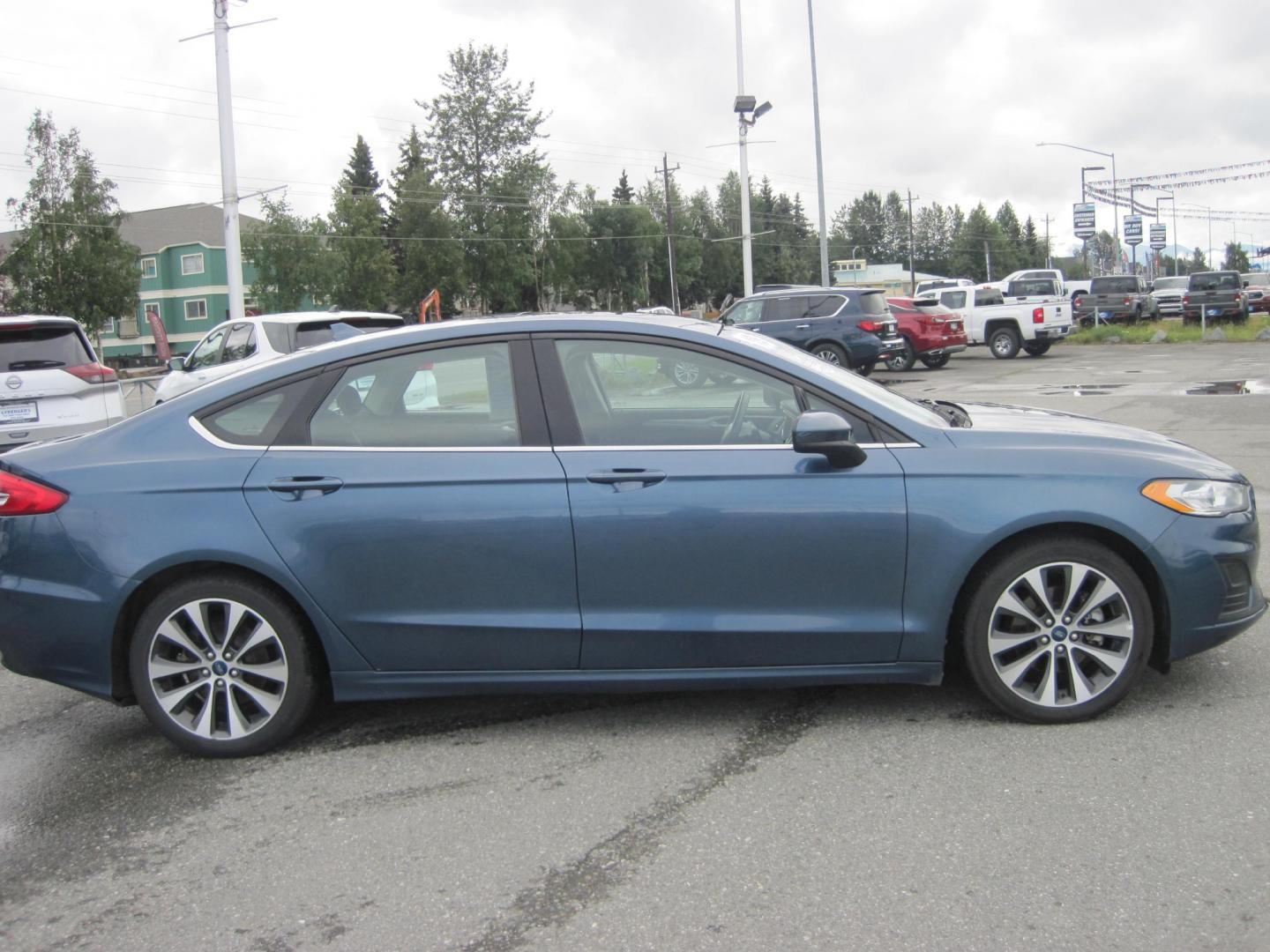 2019 blue /black Ford Fusion SE AWD (3FA6P0T94KR) with an 2.0L L4 DOHC 16V engine, 6-Speed Automatic transmission, located at 9530 Old Seward Highway, Anchorage, AK, 99515, (907) 349-3343, 61.134140, -149.865570 - Nice Ford Fusion AWD , Sunroof come take a test drive. - Photo#2