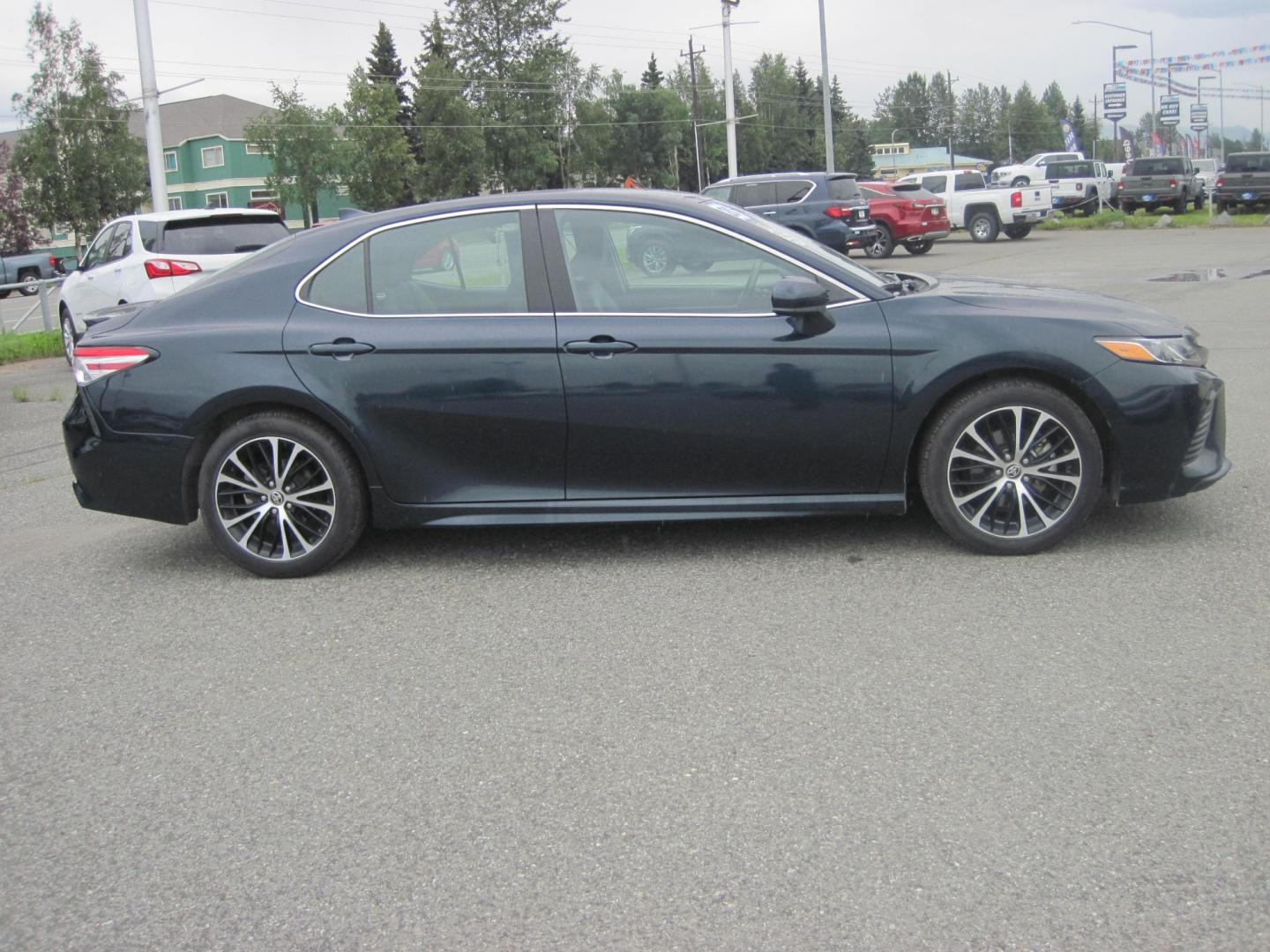 2020 black /black Toyota Camry SE (4T1G11AK9LU) with an 2.5L L4 DOHC 16V engine, located at 9530 Old Seward Highway, Anchorage, AK, 99515, (907) 349-3343, 61.134140, -149.865570 - Nice Toyota Camry SE come take a test drive. - Photo#2