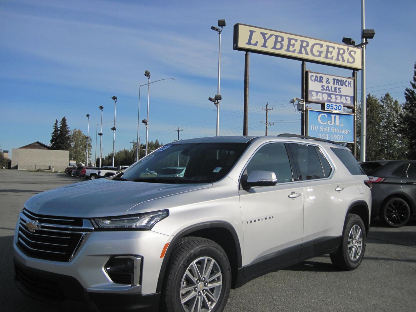 2022 silver /black Chevrolet Traverse LT Cloth AWD (1GNEVGKW4NJ) with an 3.6L V6 DOHC 24V engine, 9A transmission, located at 9530 Old Seward Highway, Anchorage, AK, 99515, (907) 349-3343, 61.134140, -149.865570 - Photo#0