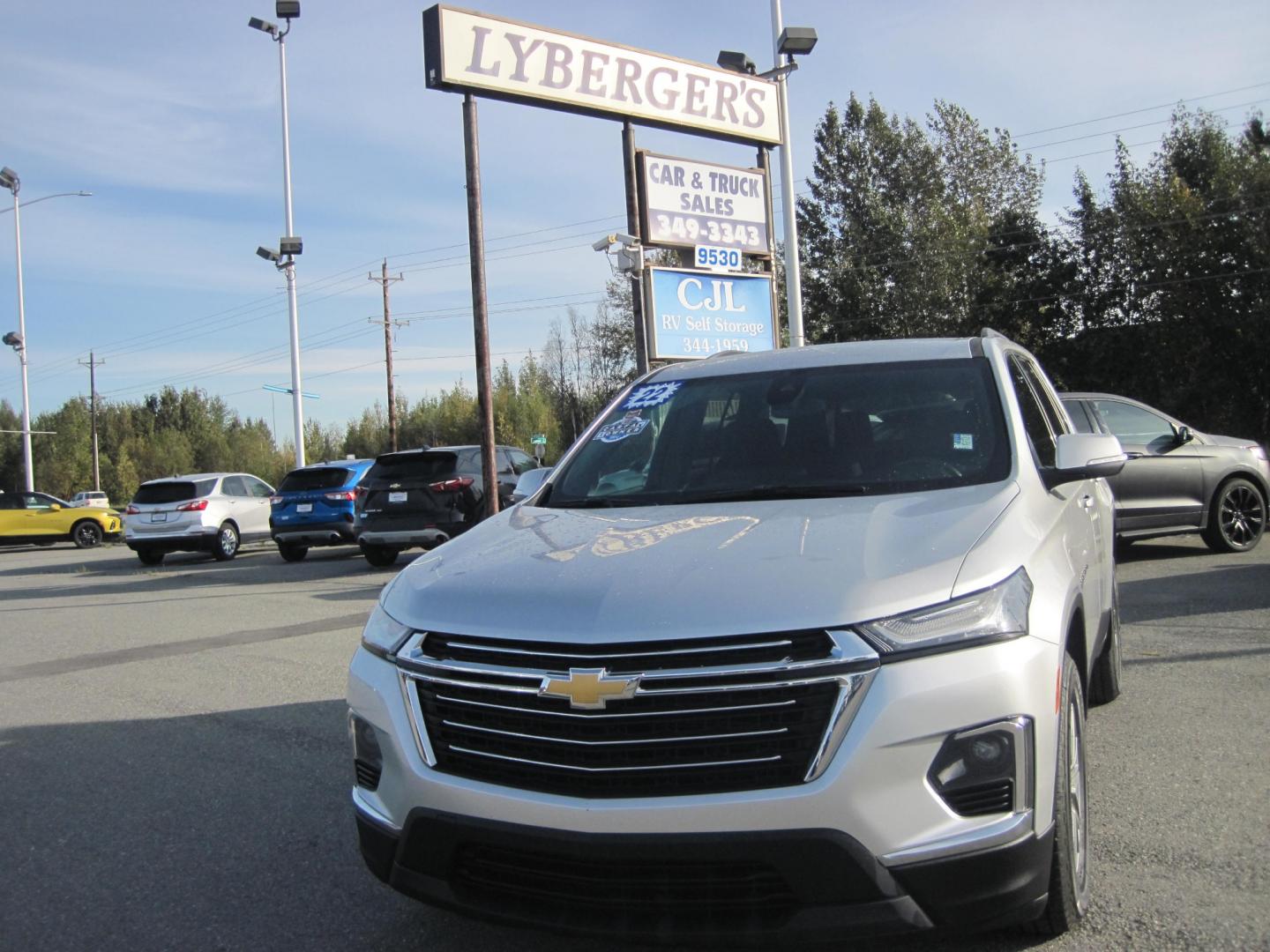 2022 silver /black Chevrolet Traverse LT Cloth AWD (1GNEVGKW4NJ) with an 3.6L V6 DOHC 24V engine, 9A transmission, located at 9530 Old Seward Highway, Anchorage, AK, 99515, (907) 349-3343, 61.134140, -149.865570 - Nice Chevrolet Traverse LT AWD come take a test drive. - Photo#1