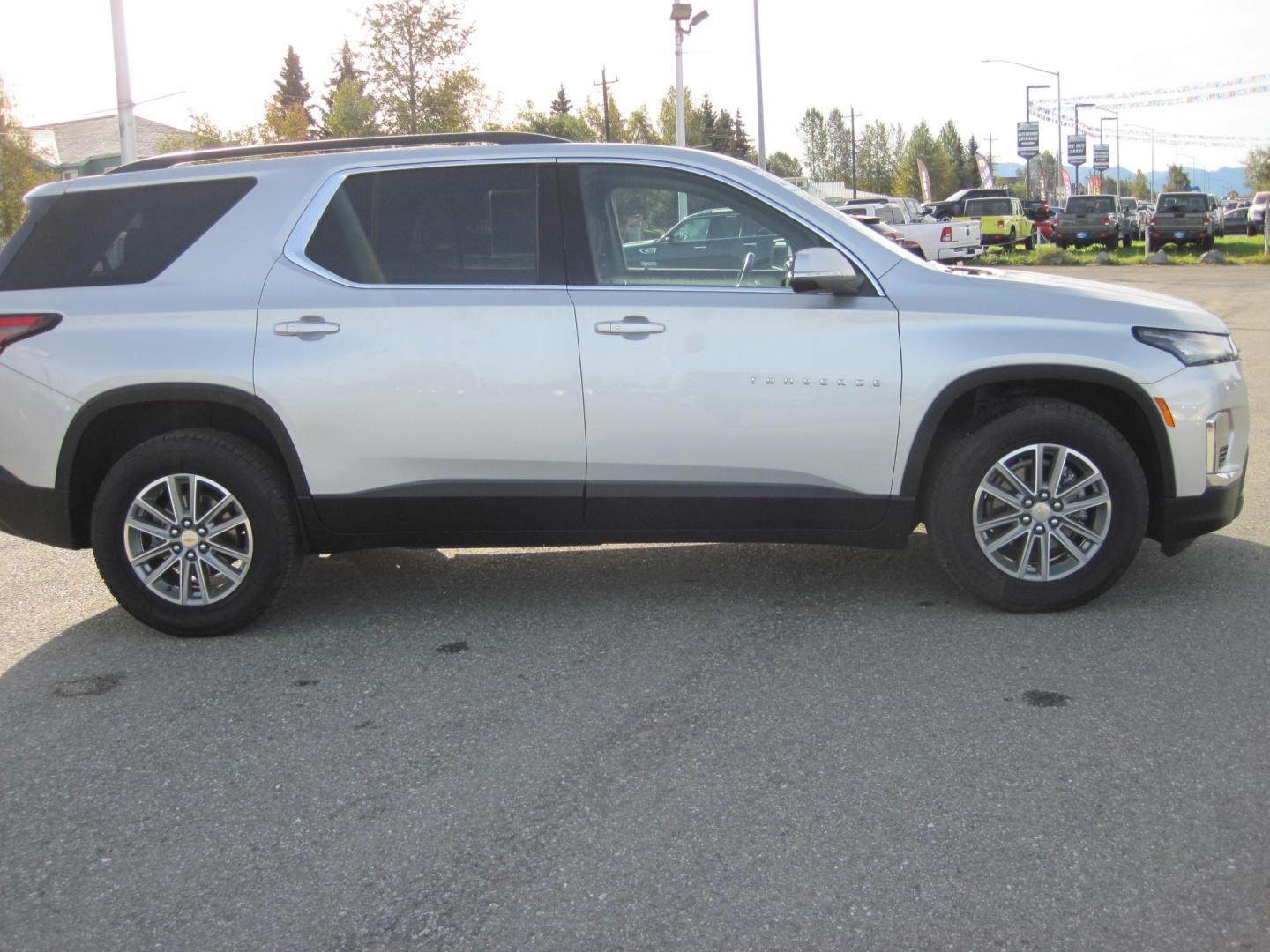 2022 silver /black Chevrolet Traverse LT Cloth AWD (1GNEVGKW4NJ) with an 3.6L V6 DOHC 24V engine, 9A transmission, located at 9530 Old Seward Highway, Anchorage, AK, 99515, (907) 349-3343, 61.134140, -149.865570 - Photo#2