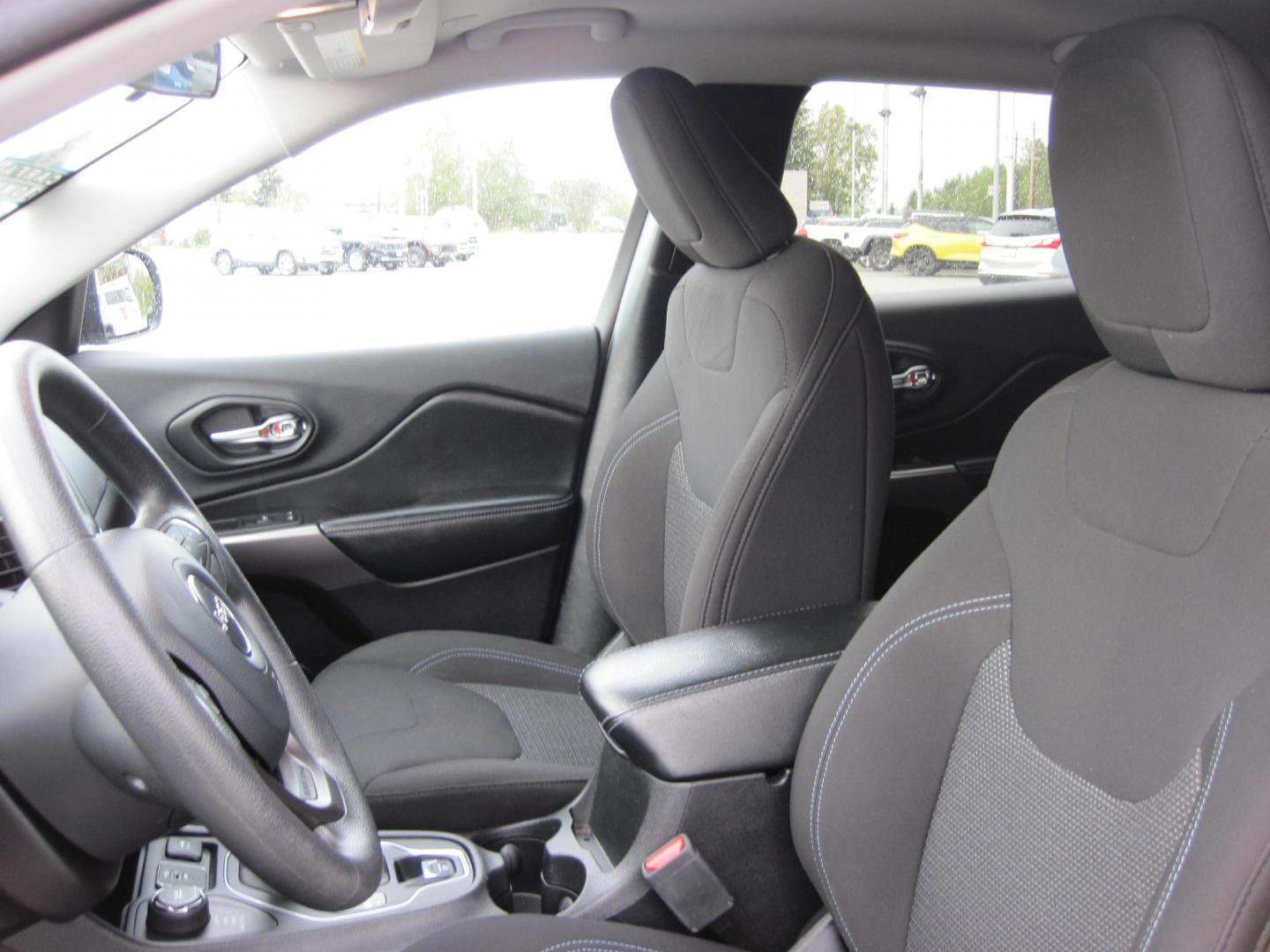 2020 silver /black Jeep Cherokee Latitude 4WD (1C4PJMCBXLD) with an 2.4L L4 DOHC 16V engine, 9A transmission, located at 9530 Old Seward Highway, Anchorage, AK, 99515, (907) 349-3343, 61.134140, -149.865570 - Nice Jeep Cherokee Latitude AWD come take a test drive - Photo#12