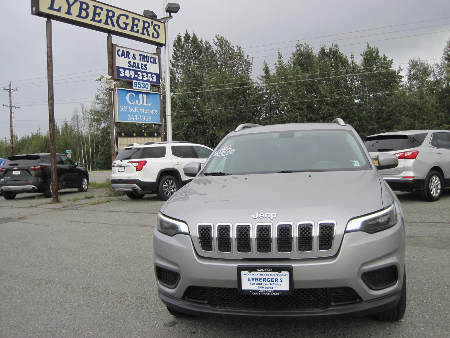 2020 silver /black Jeep Cherokee Latitude 4WD (1C4PJMCBXLD) with an 2.4L L4 DOHC 16V engine, 9A transmission, located at 9530 Old Seward Highway, Anchorage, AK, 99515, (907) 349-3343, 61.134140, -149.865570 - Nice Jeep Cherokee Latitude AWD come take a test drive - Photo#2