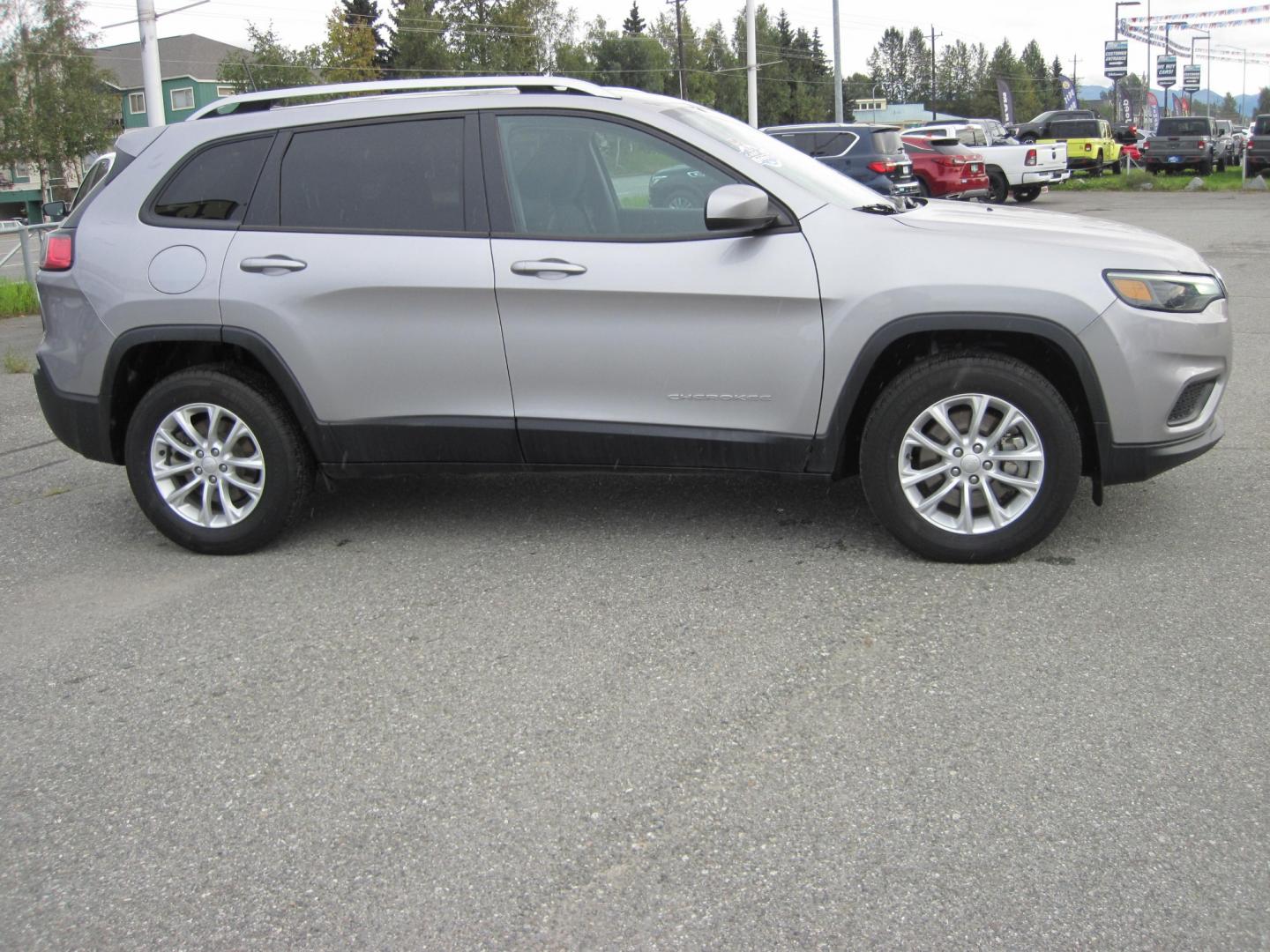 2020 silver /black Jeep Cherokee Latitude 4WD (1C4PJMCBXLD) with an 2.4L L4 DOHC 16V engine, 9A transmission, located at 9530 Old Seward Highway, Anchorage, AK, 99515, (907) 349-3343, 61.134140, -149.865570 - Nice Jeep Cherokee Latitude AWD come take a test drive - Photo#3