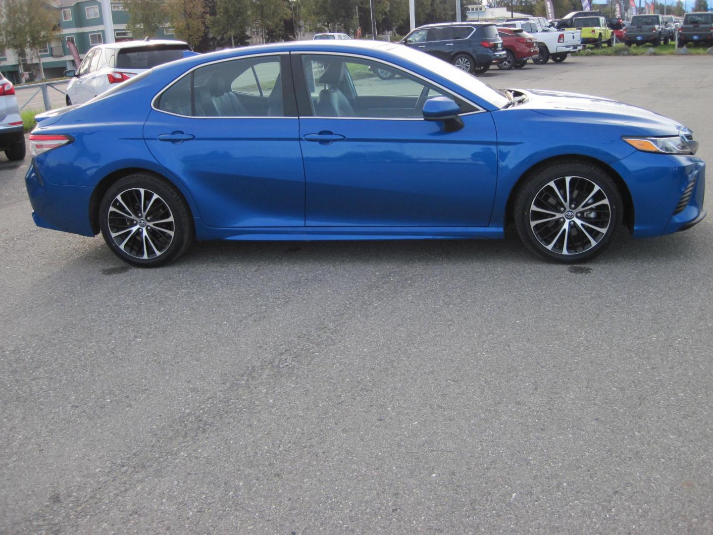 2019 blue /black Toyota Camry SE (4T1B11HK0KU) with an 2.5L L4 DOHC 16V engine, 8A transmission, located at 9530 Old Seward Highway, Anchorage, AK, 99515, (907) 349-3343, 61.134140, -149.865570 - Nice Toyota Camry SE come take a test drive - Photo#2