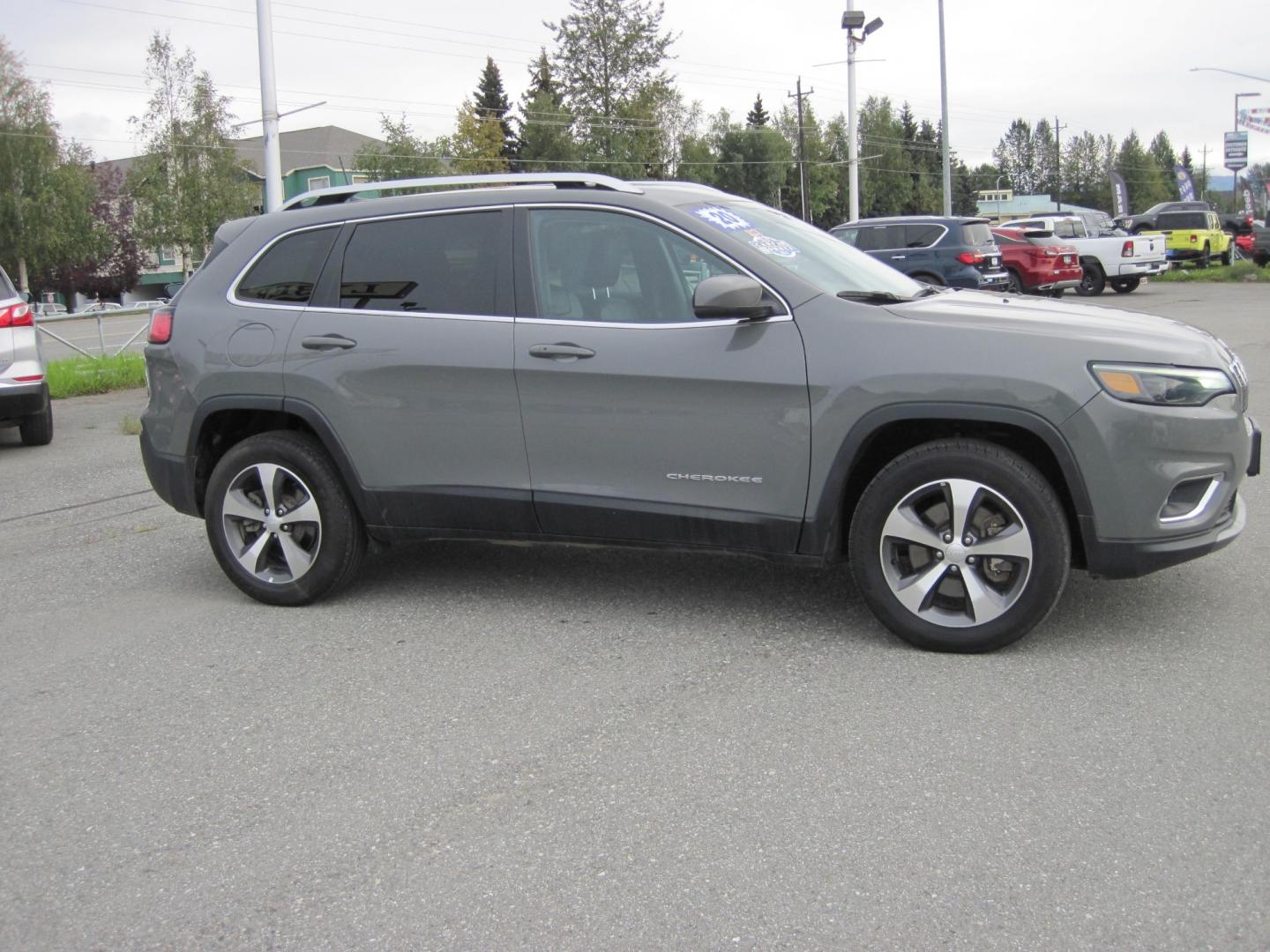 2020 gray /black Jeep Cherokee Limited 4WD (1C4PJMDX9LD) with an 3.2L V6 DOHC 24V engine, 9A transmission, located at 9530 Old Seward Highway, Anchorage, AK, 99515, (907) 349-3343, 61.134140, -149.865570 - Photo#2