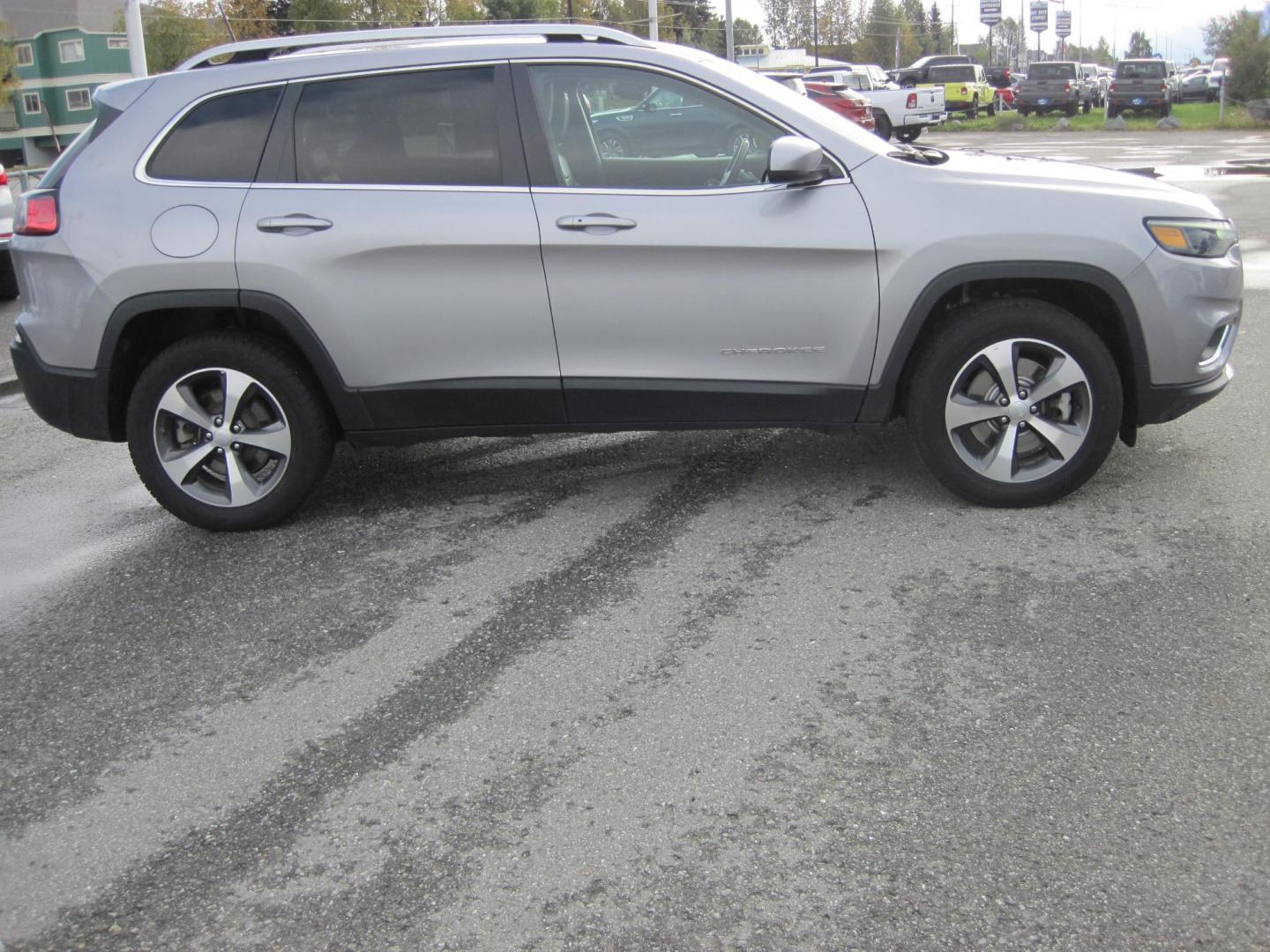 2020 silver /black Jeep Cherokee Limited 4WD (1C4PJMDX8LD) with an 3.2L V6 DOHC 24V engine, 9A transmission, located at 9530 Old Seward Highway, Anchorage, AK, 99515, (907) 349-3343, 61.134140, -149.865570 - Photo#2