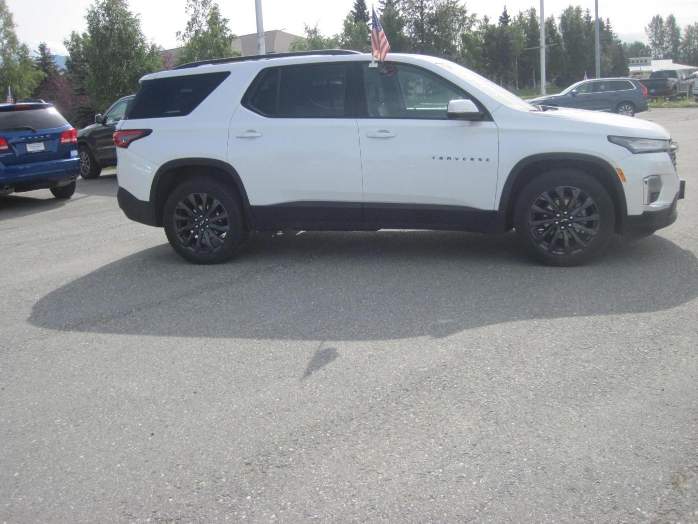 2022 white /black Chevrolet Traverse RS AWD (1GNEVJKW4NJ) with an 3.6L V6 DOHC 24V engine, 9A transmission, located at 9530 Old Seward Highway, Anchorage, AK, 99515, (907) 349-3343, 61.134140, -149.865570 - Photo#2