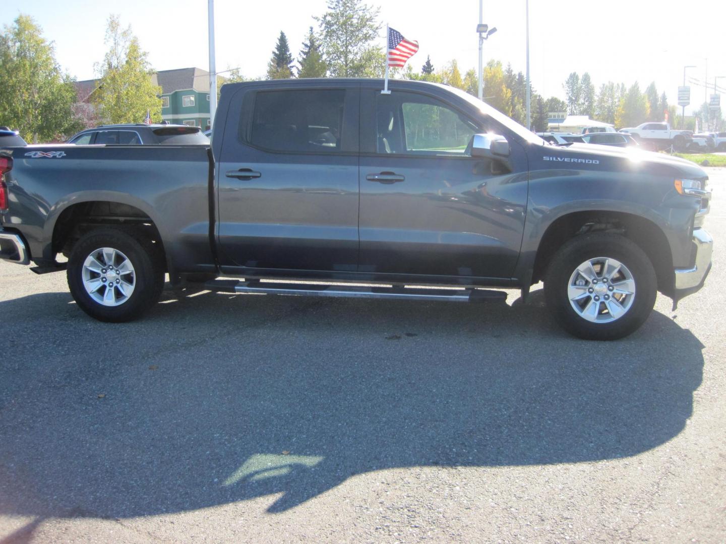 2021 gray /gray Chevrolet Silverado 1500 LT Crew Cab 4WD (1GCUYDED5MZ) with an 5.3L V8 OHV 16V engine, 6A transmission, located at 9530 Old Seward Highway, Anchorage, AK, 99515, (907) 349-3343, 61.134140, -149.865570 - Photo#2