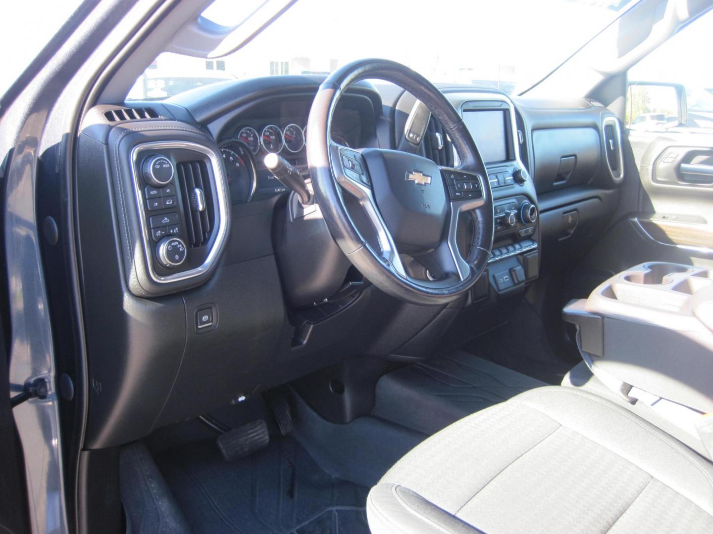 2021 gray /gray Chevrolet Silverado 1500 LT Crew Cab 4WD (1GCUYDED5MZ) with an 5.3L V8 OHV 16V engine, 6A transmission, located at 9530 Old Seward Highway, Anchorage, AK, 99515, (907) 349-3343, 61.134140, -149.865570 - Photo#7