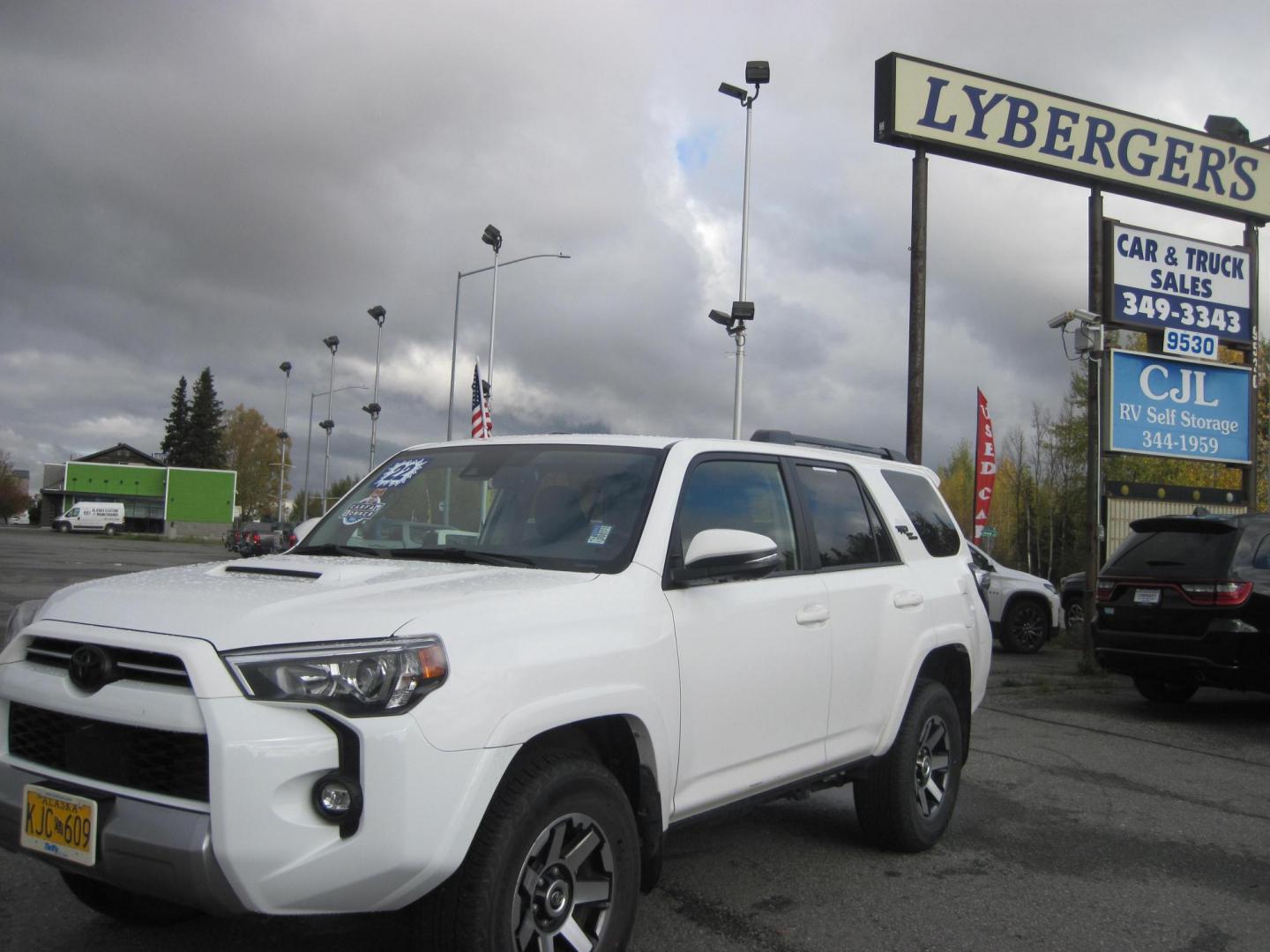 2022 white /black Toyota 4Runner TRD Off-road Premium 4WD (JTERU5JR8N6) with an 4.0L V6 DOHC 24V engine, 5A transmission, located at 9530 Old Seward Highway, Anchorage, AK, 99515, (907) 349-3343, 61.134140, -149.865570 - Photo#0