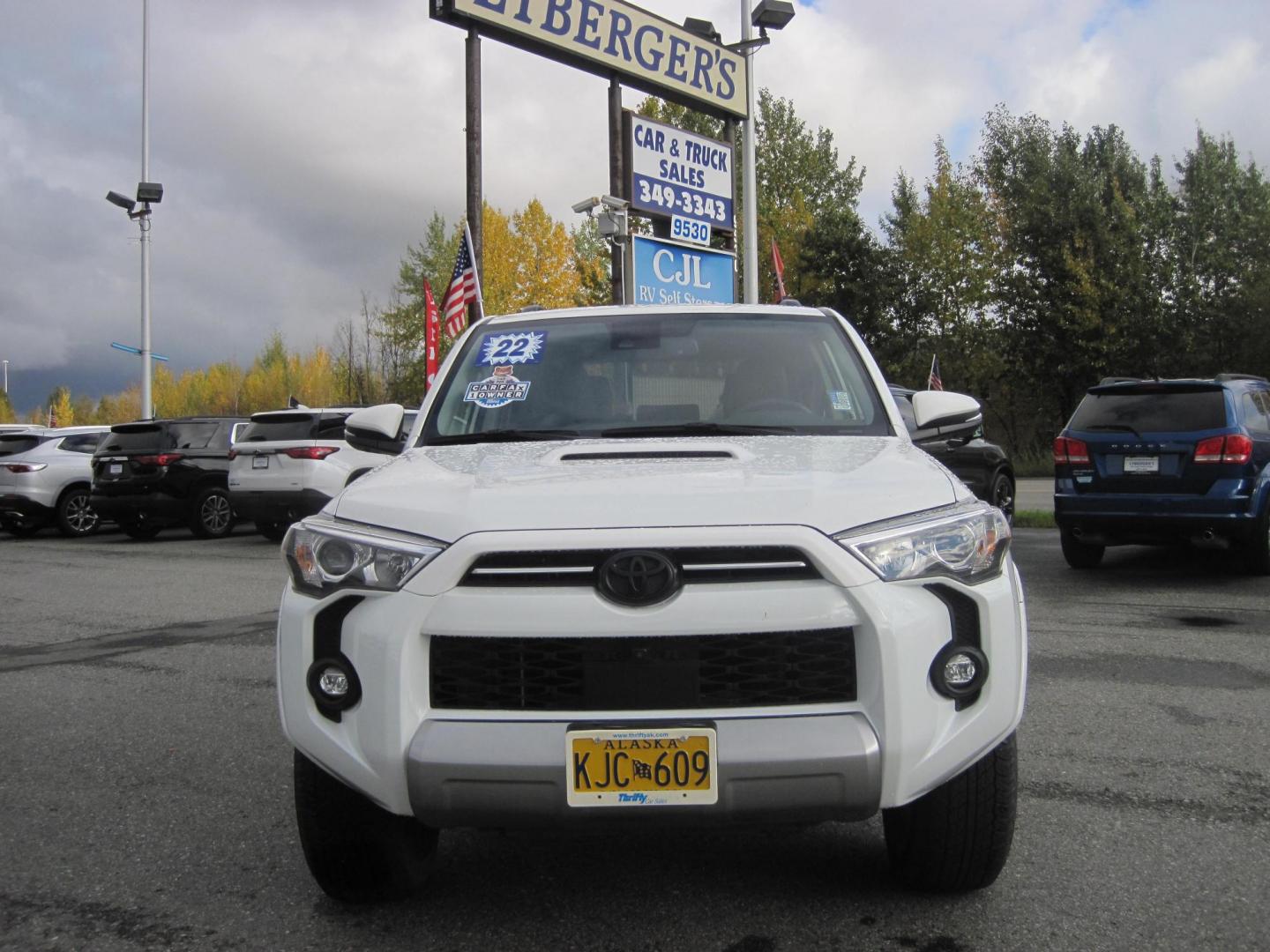 2022 white /black Toyota 4Runner TRD Off-road Premium 4WD (JTERU5JR8N6) with an 4.0L V6 DOHC 24V engine, 5A transmission, located at 9530 Old Seward Highway, Anchorage, AK, 99515, (907) 349-3343, 61.134140, -149.865570 - Photo#1