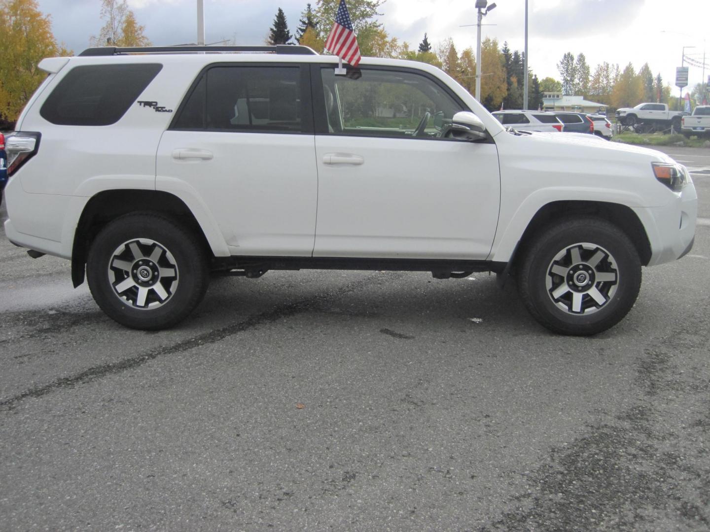 2022 white /black Toyota 4Runner TRD Off-road Premium 4WD (JTERU5JR8N6) with an 4.0L V6 DOHC 24V engine, 5A transmission, located at 9530 Old Seward Highway, Anchorage, AK, 99515, (907) 349-3343, 61.134140, -149.865570 - Photo#2