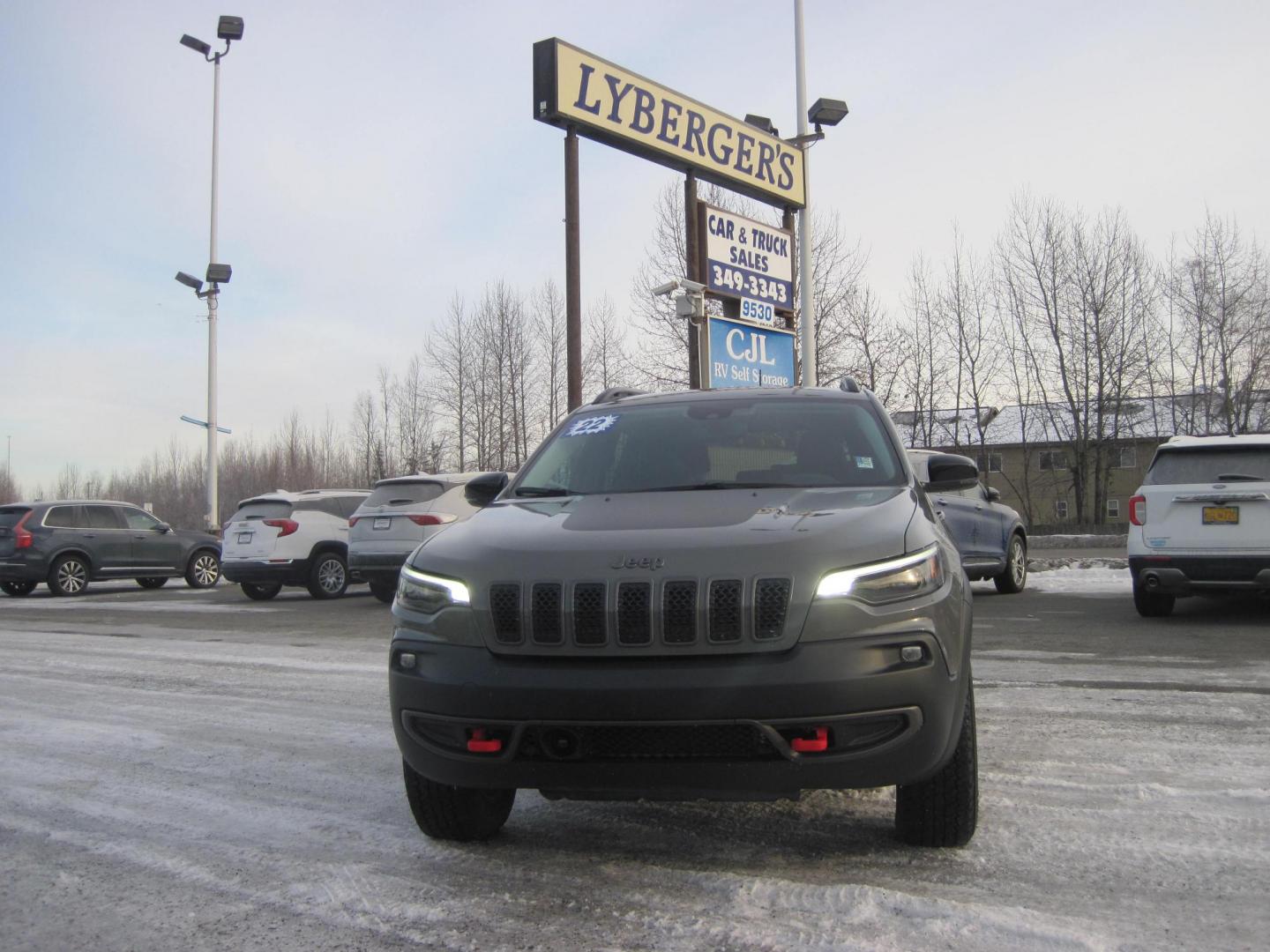 2022 gray /black Jeep Cherokee Trailhawk 4WD (1C4PJMBX9ND) with an 3.2L V6 DOHC 24V engine, 9A transmission, located at 9530 Old Seward Highway, Anchorage, AK, 99515, (907) 349-3343, 61.134140, -149.865570 - Photo#1