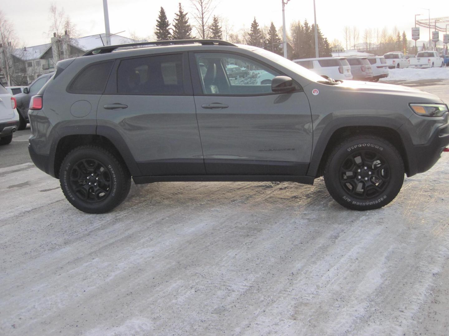 2022 gray /black Jeep Cherokee Trailhawk 4WD (1C4PJMBX9ND) with an 3.2L V6 DOHC 24V engine, 9A transmission, located at 9530 Old Seward Highway, Anchorage, AK, 99515, (907) 349-3343, 61.134140, -149.865570 - Photo#2