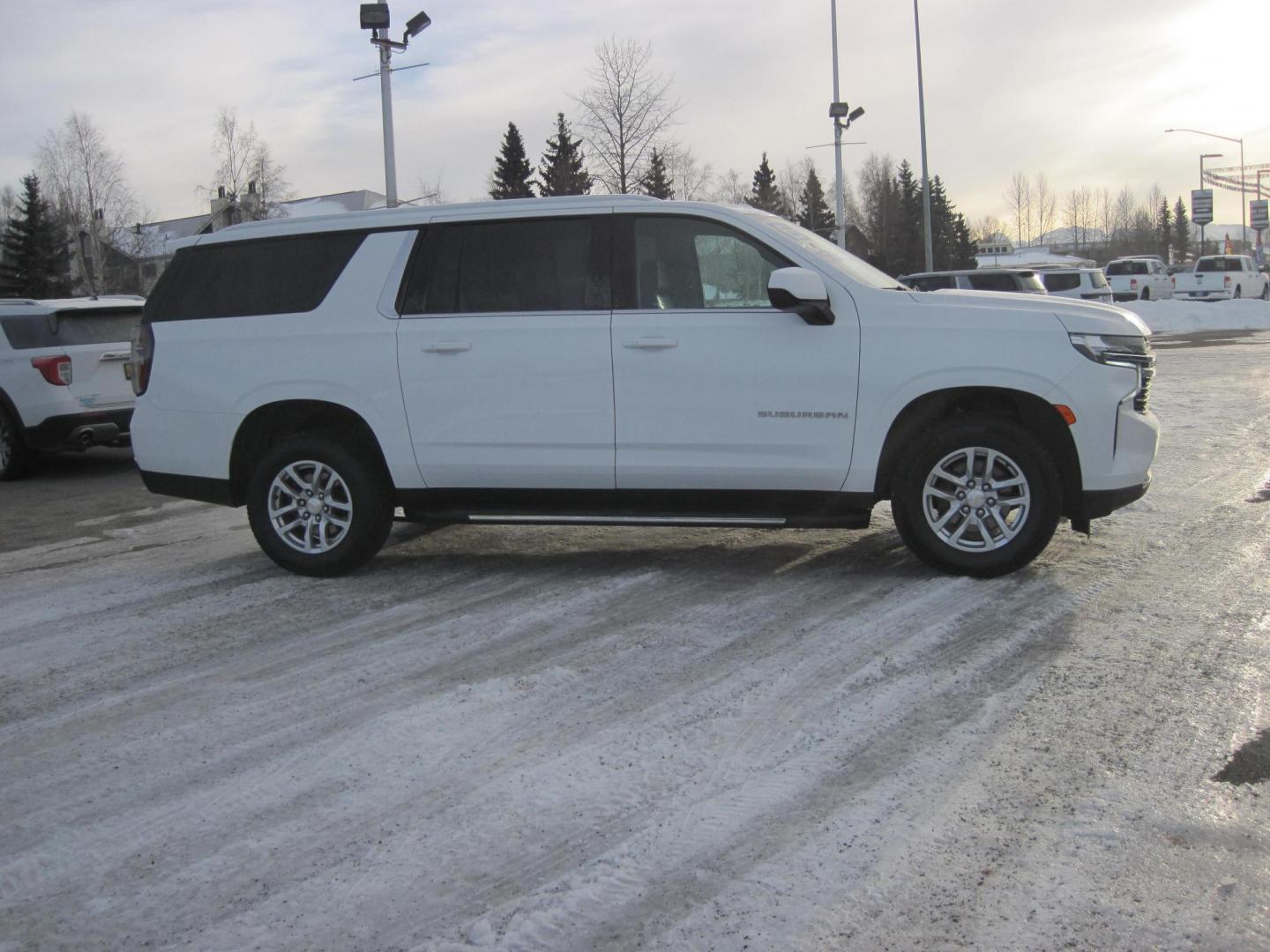 2023 white /black Chevrolet Suburban LT 4WD (1GNSKCKD5PR) with an 5.3L V8 OHV 16V engine, 10A transmission, located at 9530 Old Seward Highway, Anchorage, AK, 99515, (907) 349-3343, 61.134140, -149.865570 - Nice Chevrolet Suburban LT come take a test drive - Photo#3