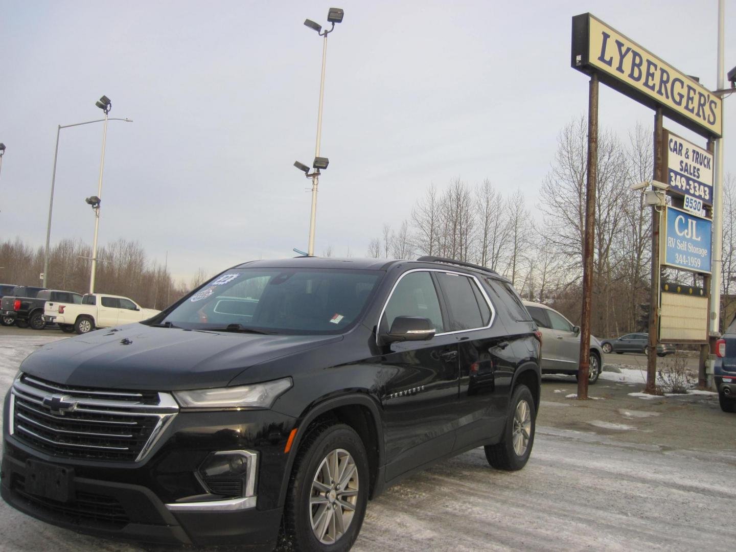 2022 black /black Chevrolet Traverse LT Cloth AWD (1GNEVGKW3NJ) with an 3.6L V6 DOHC 24V engine, 9A transmission, located at 9530 Old Seward Highway, Anchorage, AK, 99515, (907) 349-3343, 61.134140, -149.865570 - Photo#0