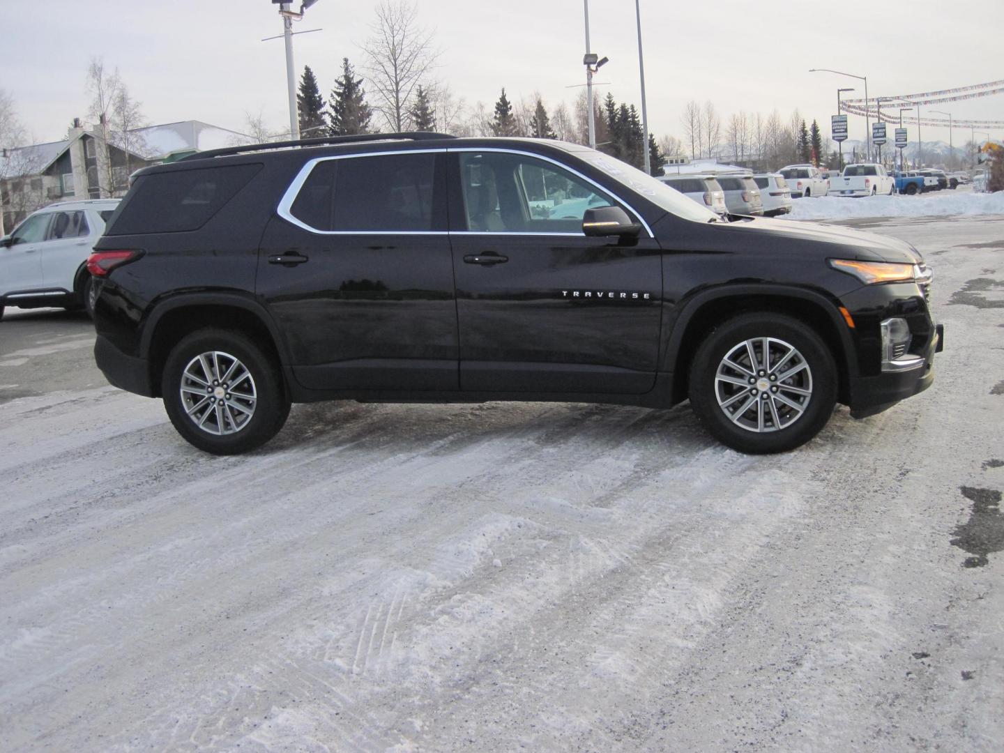 2022 black /black Chevrolet Traverse LT Cloth AWD (1GNEVGKW3NJ) with an 3.6L V6 DOHC 24V engine, 9A transmission, located at 9530 Old Seward Highway, Anchorage, AK, 99515, (907) 349-3343, 61.134140, -149.865570 - Photo#2