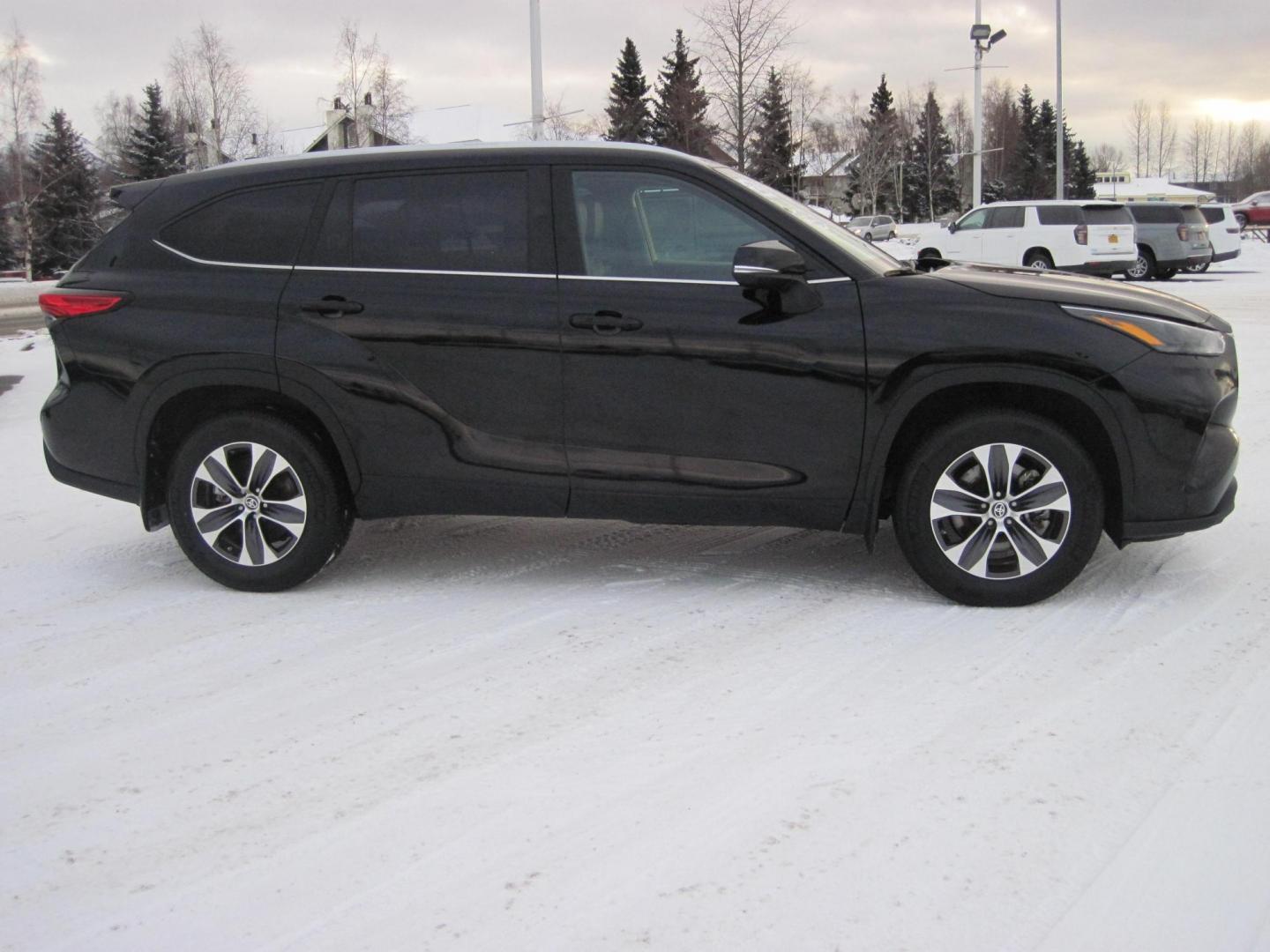 2023 black /black Toyota Highlander Others (5TDKDRBH4PS) with an 3.5L V6 DOHC 24V engine, 6A transmission, located at 9530 Old Seward Highway, Anchorage, AK, 99515, (907) 349-3343, 61.134140, -149.865570 - Nice Toyota Highlander XLE AWD, heated seats, Sunroof come take a test drive. - Photo#2