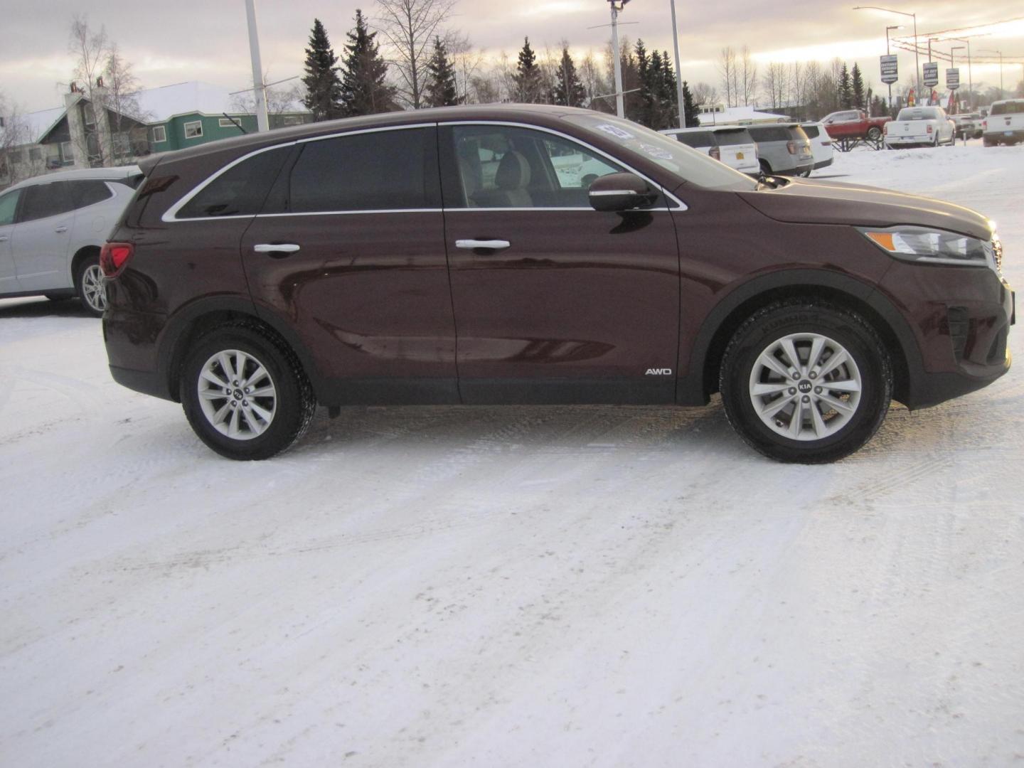 2020 brown /black Kia Sorento LX AWD (5XYPGDA34LG) with an 2.4L L4 DOHC 16V engine, 6A transmission, located at 9530 Old Seward Highway, Anchorage, AK, 99515, (907) 349-3343, 61.134140, -149.865570 - Photo#2